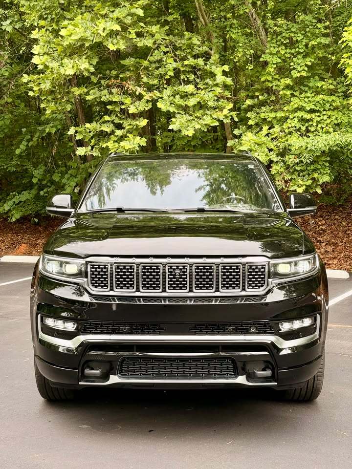 2022 Jeep Grand Wagoneer III, photo 2 of 15