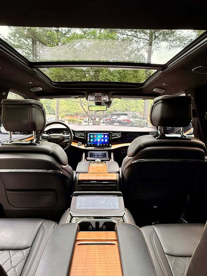 2022 Jeep Grand Wagoneer III, photo 6 of 15