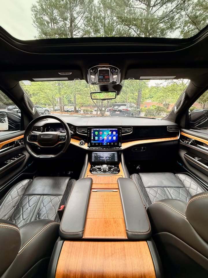 2022 Jeep Grand Wagoneer III, photo 9 of 15