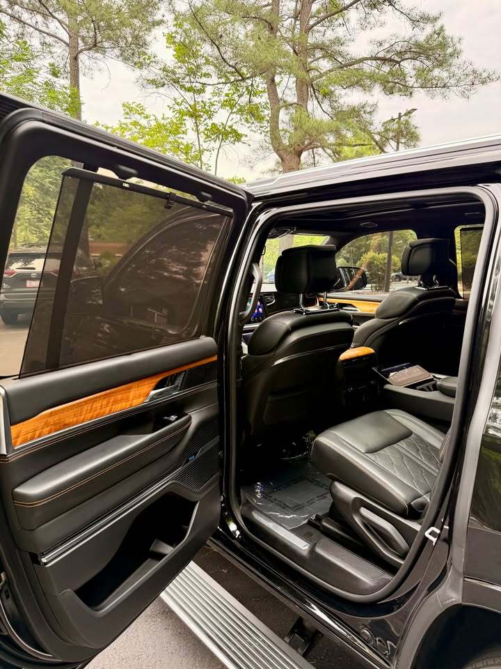 2022 Jeep Grand Wagoneer III, photo 13 of 15